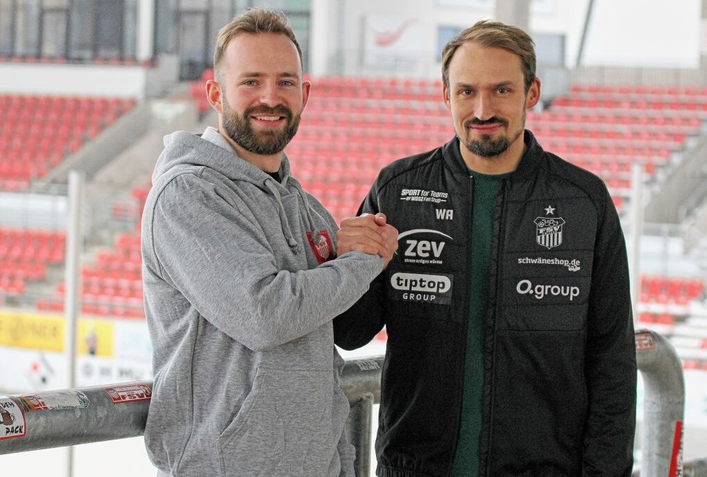 FSV Zwickau holt neuen Spieler - Im Foto sind links Jan-Marc Schneider und rechts FSV-Sportdirektor Toni Wachsmuth zu sehen. Foto: FSV Zwickau