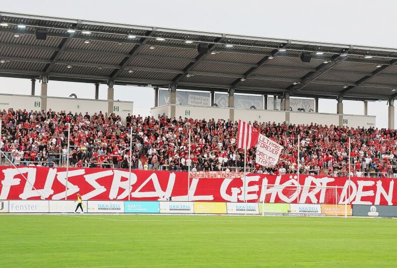 FSV Zwickau holt zweiten Saisonsieg gegen Bayreuth - Fans des FSV Zwickau. Foto: PICTURE POINT / S. Sonntag