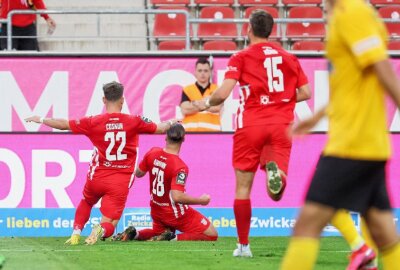 FSV Zwickau holt zweiten Saisonsieg gegen Bayreuth - Tor für Zwickau. Dominic Baumann (28, Zwickau) trifft zum 2:0 und jubelt mit den Teamkollegen. Foto: PICTURE POINT / S. Sonntag