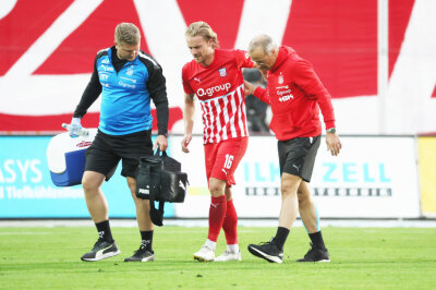 FSV Zwickau holt zweiten Saisonsieg gegen Bayreuth - Physiotherapeut Sven Schubert (Zwickau), Nils Butzen (16, Zwickau), Mannschaftsarzt Dr. Uwe Flötgen / Floetgen (Zwickau). Butzen muss behandelt werden.