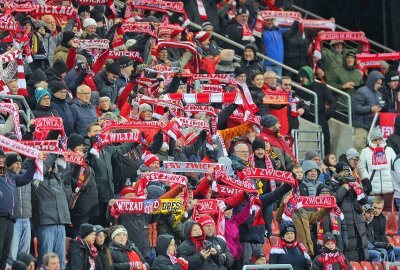 FSV Zwickau kämpft um wirtschaftliches Überleben - Die treuen Fans des FSV Zwickau halten trotz aller Widrigkeiten weiter zum Verein. Foto: PICTURE POINT/Gabor Krieg