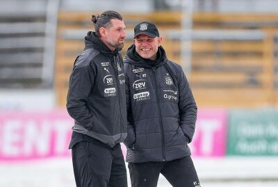 FSV Zwickau kassiert Niederlage in Bayreuth - Im Bild v.l.: Co-Trainer Robin Lenk (Zwickau) und Trainer Ronny Thielemann (Zwickau). Foto: PicturePoint