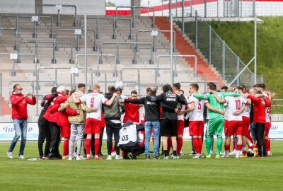 FSV Zwickau siegt gegen 1. FC Saarbrücken mit 2:0: Jensen-Traumtor zum Abschied - Im Bild: Siegesjubel FSV Zwickau. Foto: PICTURE POINT / Gabor Krieg 