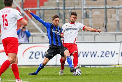FSV Zwickau siegt gegen 1. FC Saarbrücken mit 2:0: Jensen-Traumtor zum Abschied - Im Bild v.l.: Lukas Schleimer (30, Saarbrücken) und Davy Frick (19, Zwickau). Foto: PICTURE POINT / Gabor Krieg 