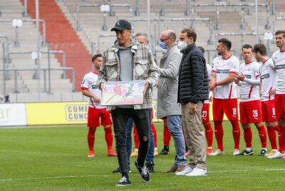 FSV Zwickau siegt gegen 1. FC Saarbrücken mit 2:0: Jensen-Traumtor zum Abschied - Im Bild: Verabschiedung Ali Odabas (4, Zwickau). Foto: PICTURE POINT / Gabor Krieg 