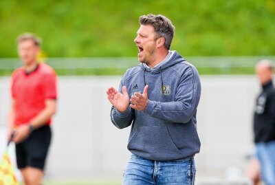 FSV Zwickau siegt gegen 1. FC Saarbrücken mit 2:0: Jensen-Traumtor zum Abschied - Im Bild v.l.: Trainer Lukas Kwasniok (Saarbrücken). Foto: PICTURE POINT / Gabor Krieg 