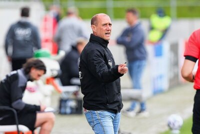 FSV Zwickau siegt gegen 1. FC Saarbrücken mit 2:0: Jensen-Traumtor zum Abschied - Im Bild: Trainer Joe Enochs (Zwickau). Foto: PICTURE POINT / Gabor Krieg 