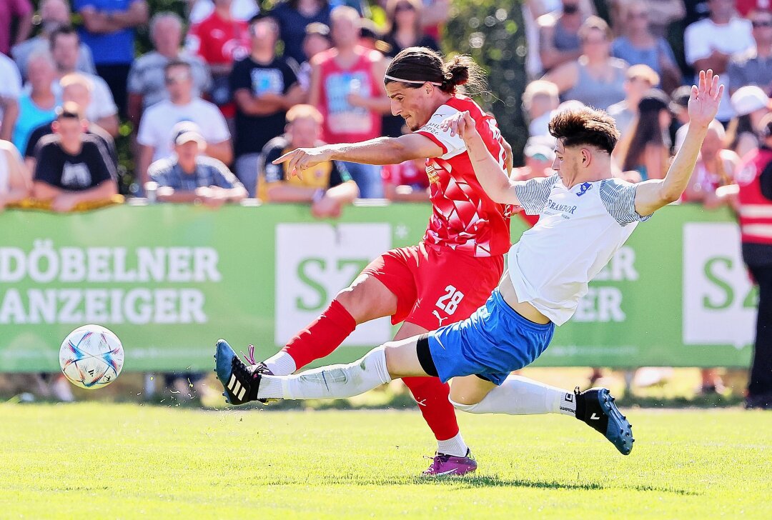 FSV Zwickau startet im Sachsenpokal mit 5:0-Sieg gegen Roßweiner SV - Veron Dobruna (28, Zwickau), Niclas Moser (17, Rosswein). Foto: PicturePoint