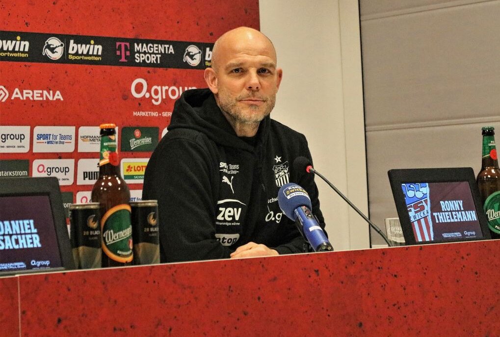 FSV Zwickau stellt neuen Cheftrainer vor - Der FSV Zwickau hat am Montag seinen neuen Cheftrainer Ronny Thielemann präsentiert. Foto: Knut Berger
