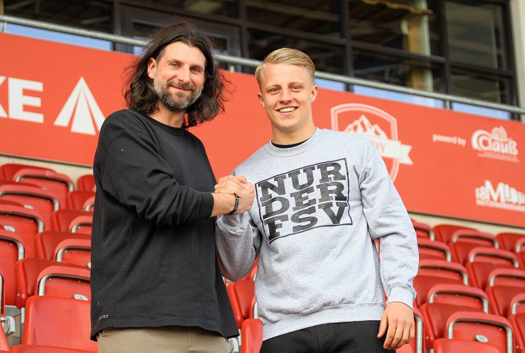 FSV Zwickau trifft erste Personalentscheidung für kommende Spielzeit - Theo Gunnar Martens (re.) hat seinen Vertrag beim FSV Zwickau verlängert. Foto: FSV Zwickau