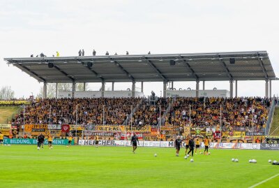 FSV Zwickau verabschiedet sich aus der 3. Liga - Dresden Fans auf dem Tribünendach. Foto: Gabor Krieg