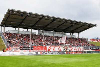 FSV Zwickau verabschiedet sich aus der 3. Liga - Zwickauer Fans beim Spiel gegen den SG Dynamo Dresden. Foto: Gabor Krieg