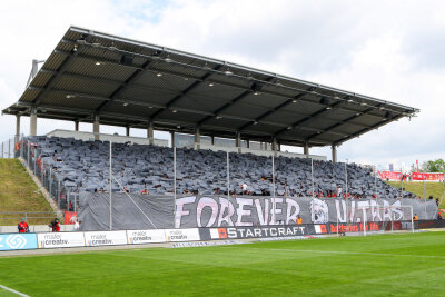 FSV Zwickau verabschiedet sich aus der 3. Liga - Der FSV Zwickau hat gegen den SG Dynamo Dresden 0:1 verloren und steigt somit in die Regionalliga ab. Foto: Gabor Krieg