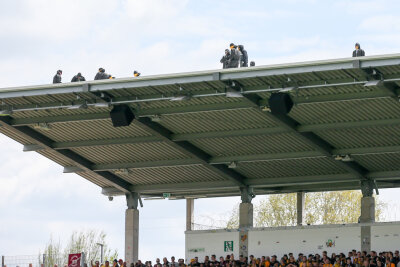 FSV Zwickau verabschiedet sich aus der 3. Liga - Dresden Fans auf dem Tribünendach. Foto: Gabor Krieg