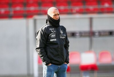 FSV Zwickau verliert daheim 0:2 gegen Kaiserslautern - Trainer Joe Enochs (Zwickau). Foto: PICTURE POINT / Gabor Krieg