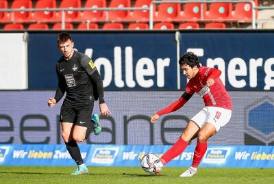 FSV Zwickau verliert daheim 0:2 gegen Kaiserslautern - Im Bild v.l.: Daniel Hanslik (19, Lautern) und Johan Gomez (18, Zwickau). Foto: PICTURE POINT / Gabor Krieg