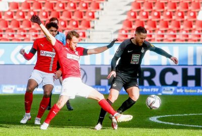 FSV Zwickau verliert daheim 0:2 gegen Kaiserslautern - Im Bild v.l.: Mike Könnecke / Koennecke (13, Zwickau) und Mike Wunderlich (28, Lautern). Foto: PICTURE POINT / Gabor Krieg