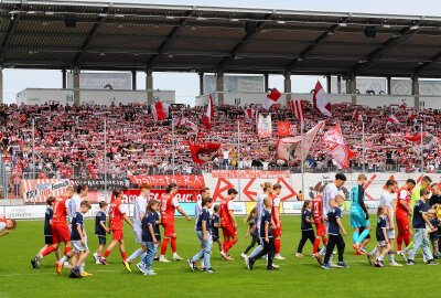 FSV Zwickau verliert hitziges Duell gegen Jena - Auflaufen der Mannschaften vor den Fans des FSV Zwickau , Foto: Picture Point / R. Petzsche