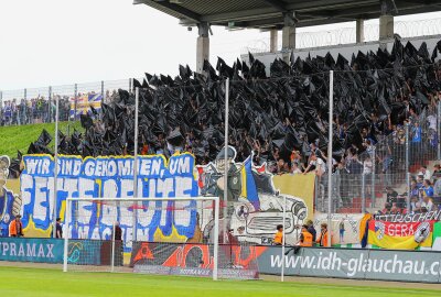 FSV Zwickau verliert hitziges Duell gegen Jena - Fans des FC Carl-Zeiss Jena, Choreo , Foto: Picture Point / R. Petzsche
