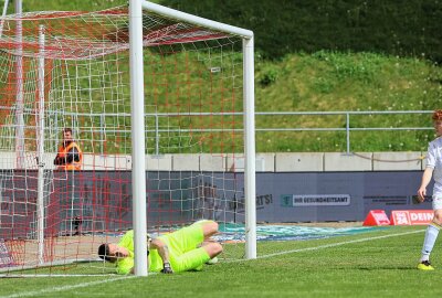 FSV Zwickau verliert hitziges Duell gegen Jena - Torwart Kevin Kunz (1, Jena) kassiert den Treffer von Davy Frick. Foto: Picture Point / R. Petzsche
