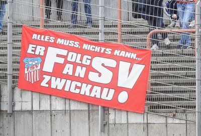 FSV Zwickau verliert Kellerduell deutlich - Die Fans von Zwickau zeigen ein Plakat. Foto: PICTURE POINT / Jan Fromme