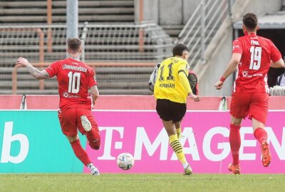 FSV Zwickau verliert Kellerduell deutlich - Tor für Dortmund. Justin Njinmah trifft zum 2:0. Foto: PICTURE POINT / Jan Fromme