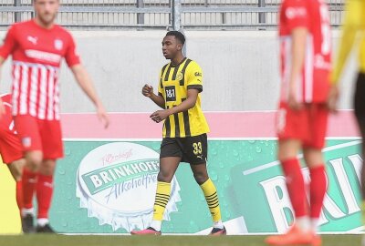FSV Zwickau verliert Kellerduell deutlich - Tor für Dortmund. Moses Otuali trifft zum 3:0 und freut sich. Foto: PICTURE POINT / Jan Fromme