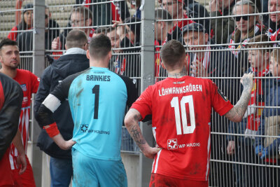 FSV Zwickau verliert Kellerduell deutlich -  Enttäuschung bei Zwickau nach dem Spiel. Die Spieler bei den Fans.