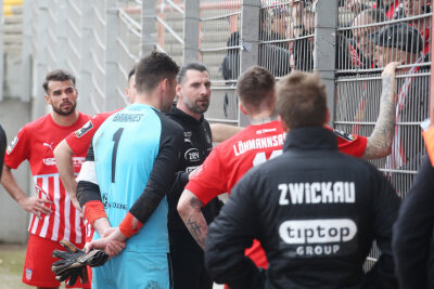FSV Zwickau verliert Kellerduell deutlich - Enttäuschung bei Zwickau nach dem Spiel. Die Spieler bei den Fans.
