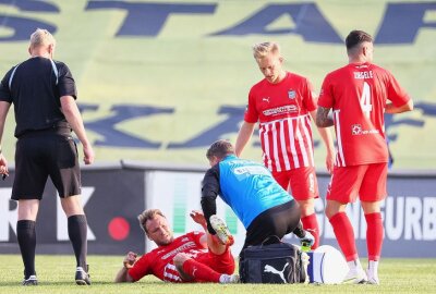 FSV Zwickau verpasst den Einzug ins Pokalfinale - Mike Könnecke (13, Zwickau) musste verletzt vom Platz. Foto: PICTURE POINT / S. Sonntag