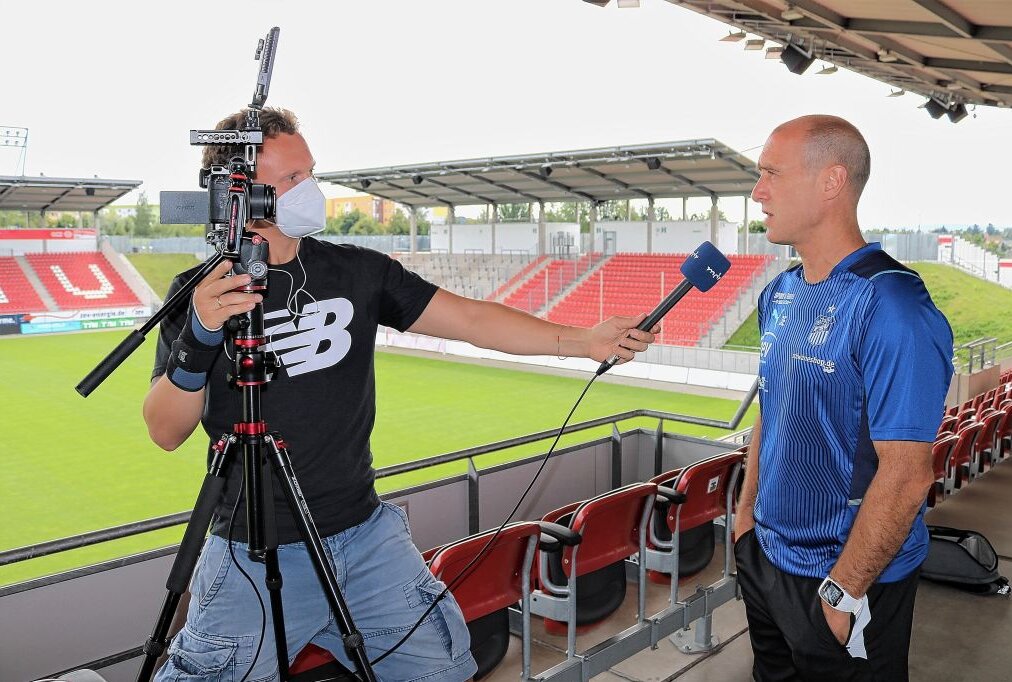 FSV Zwickau will daheim den ersten Saisonsieg einfahren - Im Rahmen der Pressekonferrenz gab FSV-Cheftrainer Joe Enochs (r.) auch Alexander Küpper vom MDR (l.) umfassend Auskunft. Foto: Knut Berger