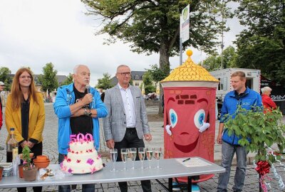 Fuchsie zu Ehren der 500-Jahr-Feier auf "Bergstadt Marienberg" getauft - Claus Töpfer gibt Erklärungen zur Neuzüchtung. Foto: Jana Kretzschmann