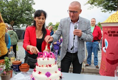 Fuchsie zu Ehren der 500-Jahr-Feier auf "Bergstadt Marienberg" getauft - Im Anschluss wurde die Torte angeschnitten. Foto: Jana Kretzschmann