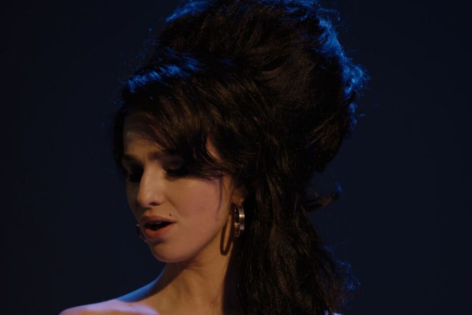 "Fühle mich zurückversetzt": Geplantes Biopic begeistert Bassist von Amy Winehouse - Marisa Abela schlüpft in "Back to Black" in die Rolle der 2011 verstorbenen Soulsängerin Amy Winehouse.