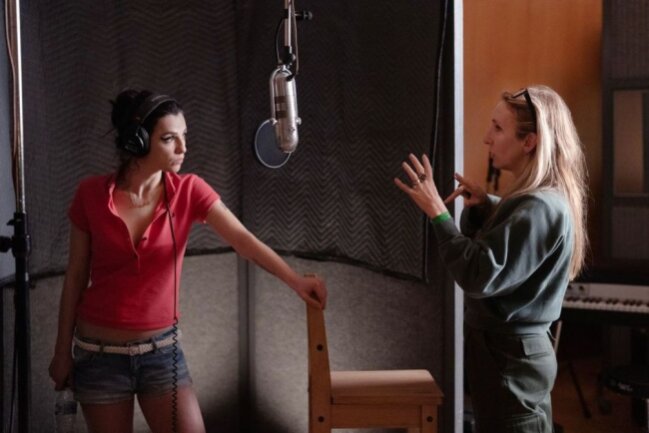 "Fühle mich zurückversetzt": Geplantes Biopic begeistert Bassist von Amy Winehouse - Marisa Abel (links) übernimmt die Hauptrolle in Sam Taylor-Johnsons Biopic "Back to Black".