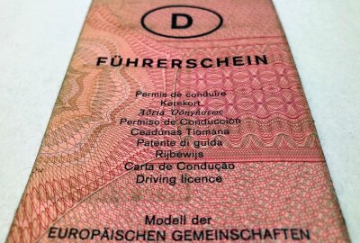 Führerscheine müssen umgetauscht werden - Aufgrund von EU-Recht muss jeder Führerschein, der vor dem 19. Januar 2013 ausgestellt worden ist, bis 2033 in den neuen EU-Führerschein umgetauscht werden. Foto: Ralf Wendland