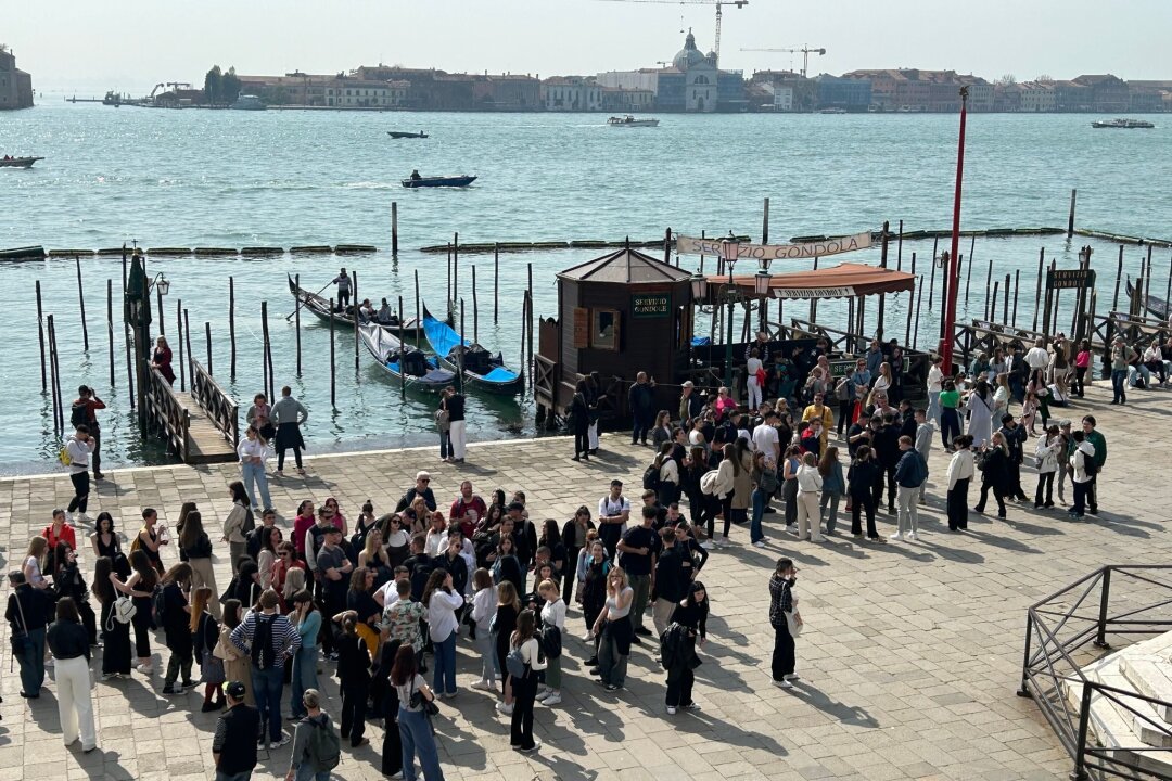 Fünf Euro für Venedig - Chaos zu Beginn - Eine Gruppe von Touristen vor dem Dogenpalast im Zentrum von Venedig.