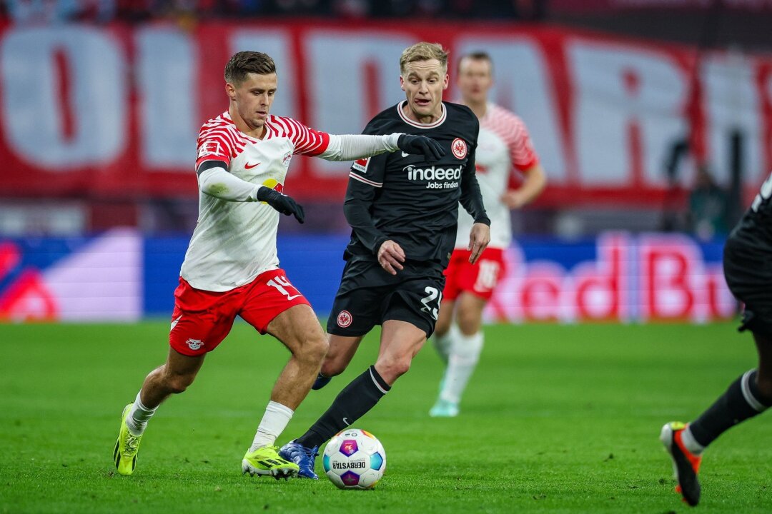 Fünf Fakten zum Spiel von RB Leipzig bei Eintracht Frankfurt - Leipzigs Spieler Christoph Baumgartner (l) und Frankfurts Donny van de Beek im Duell. Am Samstag treffen beide Teams erneut aufeinander.