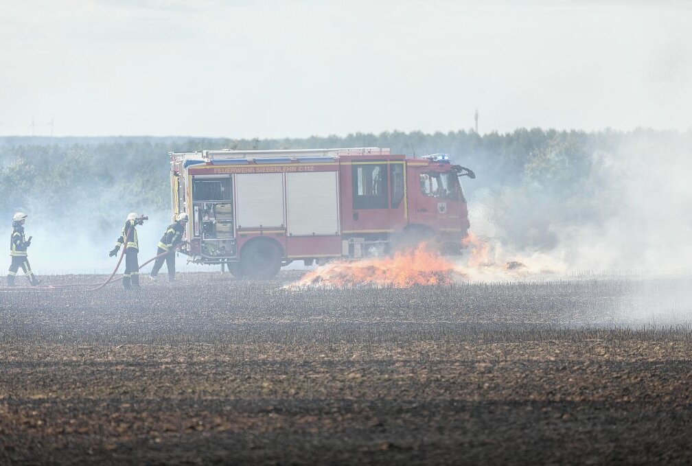 Heute kam es zu einem Feldbrand zwischen Großschirma und Langhennersdorf. Foto: Marcel Schlenkrich