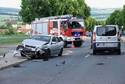 Fünf Personen nach Kollision teilweise schwer verletzt - Bei einem Verkehrsunfall kollidierten drei Fahrzeuge aus unbekannter Ursache miteinander, Foto: Roland Halkasch