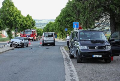 Fünf Personen nach Kollision teilweise schwer verletzt - Bei einem Verkehrsunfall kollidierten drei Fahrzeuge aus unbekannter Ursache miteinander, Foto: Roland Halkasch