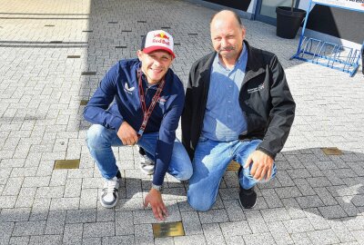 Stefan Bradl (li.) und Ralph Bohnhorst bei der Bradl'schen Ehrung auf dem "Walk of Fame" in Oschersleben. Foto: Thorsten Horn