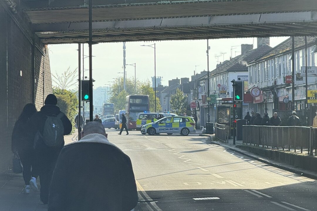Fünf Verletzte in London - Mann mit Schwert festgenommen - Einsatzkräfte sind im Nordosten Londons nach dem Angriff mit einem Schwert im Einsatz.