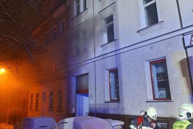 Fünf Verletzte nach Brand in Zwickau - In der Nacht zu Montag kam es im Zwickauer Ortsteil Marienthal zu einem Brand in einem Mehrfamilienhaus. Foto: Polizeidirektion Zwickau