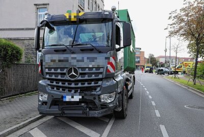 Fünf Verletzte nach Crash auf Kreuzung - In Dresden Cotta kam es zu einem Crash zwischen einem PKW und einem LKW. Foto: Roland Halkasch