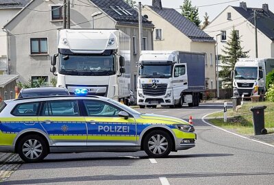 Fünf Verletzte nach Unfall in Großhartmannsdorf - Aus bisher unbekannter Ursache kollidierten die Fahrzeuge seitlich im Gegenverkehr. Foto: Harry Haertel/haertelpress 