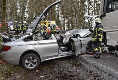 Fünf verletzte Personen nach Frontalcrash auf B101 bei Pockau - Schwerer Verkehrsunfall auf der B 101 zwischen Pockau und Hilmersdorf. (Foto: Blaulicht&Stormchasing)