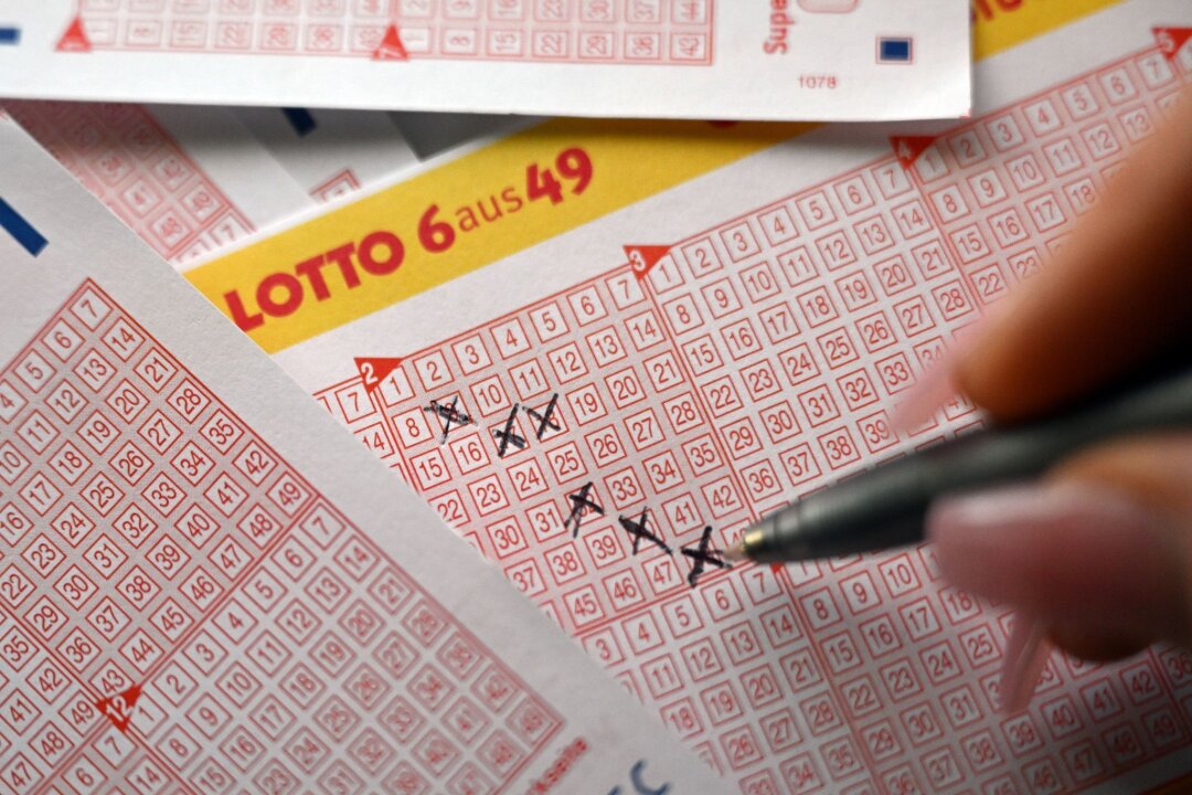 Fünfter Millionengewinner des Jahres bei Lotto aus Sachsen - Eine Spielerin füllt einen Lottoschein aus.