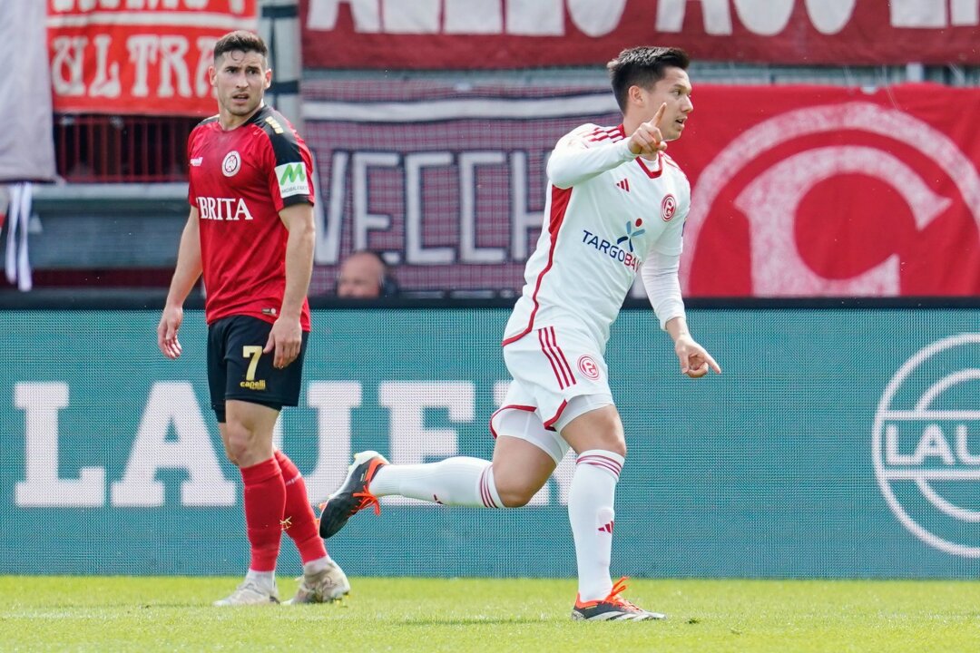 Fünfter Sieg in Serie: Düsseldorf in Aufstiegsform - Düsseldorfs Shinta Appelkamp feiert seinen  Treffer gegen den SV Wehen Wiesbaden.