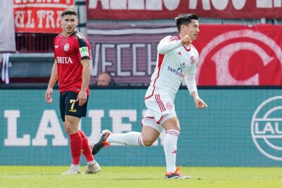 Fünfter Sieg in Serie: Düsseldorf in Aufstiegsform - Düsseldorfs Shinta Appelkamp feiert seinen  Treffer gegen den SV Wehen Wiesbaden.